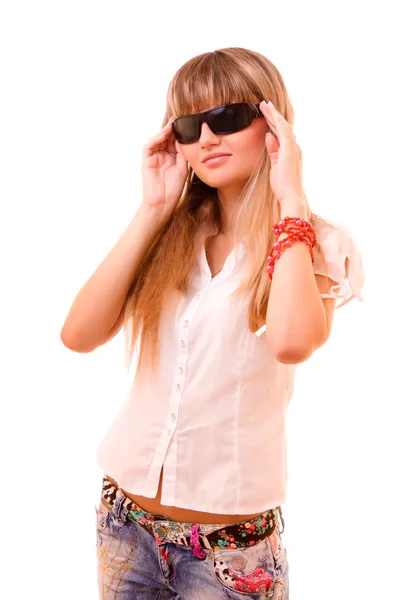 Schöne, glückliche junge Frau mit Sonnenbrille — Stockfoto