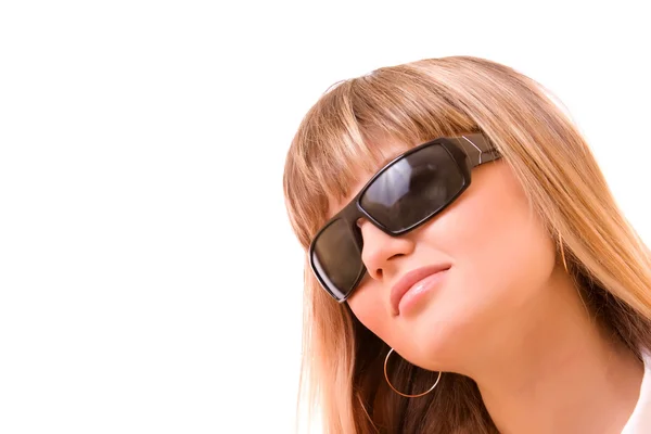 Όμορφα ευτυχισμένη νεαρή γυναίκα με γυαλιά ηλίου — Φωτογραφία Αρχείου