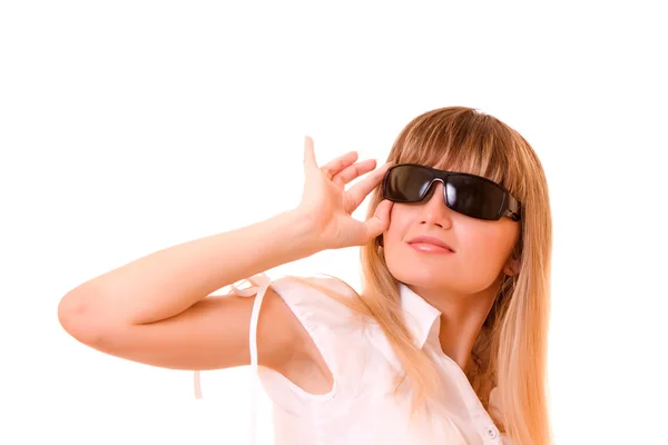 Schöne, glückliche junge Frau mit Sonnenbrille über Weiß — Stockfoto