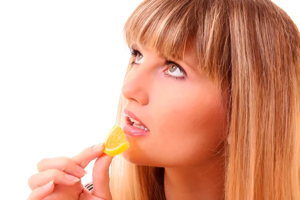 若い女の子は白で隔離されるフルーツ ゼリーを食べる — ストック写真