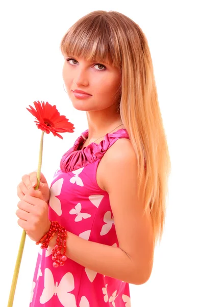 Schönes junges Mädchen in rosa Kleid mit roter Blume — Stockfoto