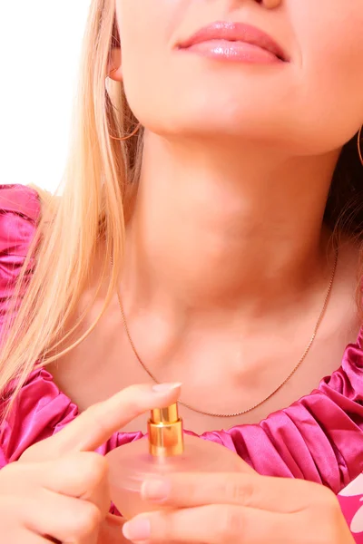 Hermosa mujer rubia aplicando perfume en su cuerpo sobre blanco — Foto de Stock
