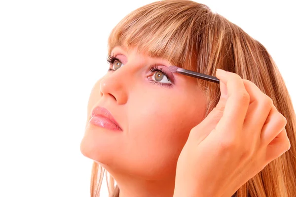 Bela jovem mulher aplicando maquiagem com escova — Fotografia de Stock