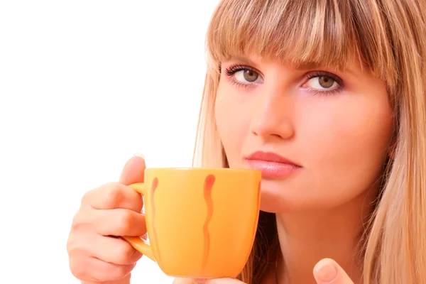 Jonge vrouw met een kopje koffie — Stockfoto
