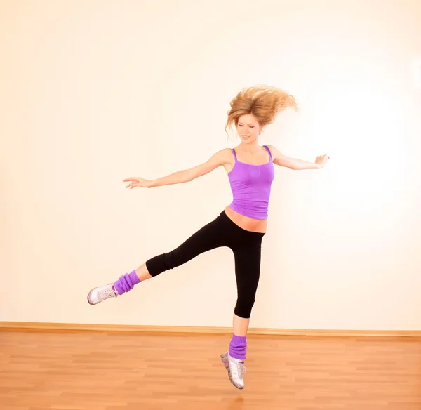 Spor salonunda egzersiz genç güzel fitness kız — Stok fotoğraf