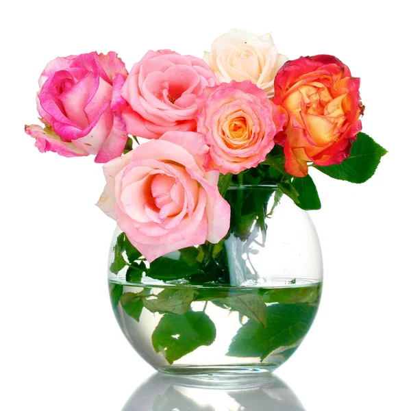 Hermoso ramo de rosas en jarrón transparente aislado en blanco —  Fotos de Stock
