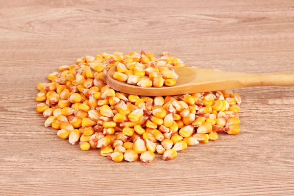 Kukorica és kanállal a barna — Stock Fotó