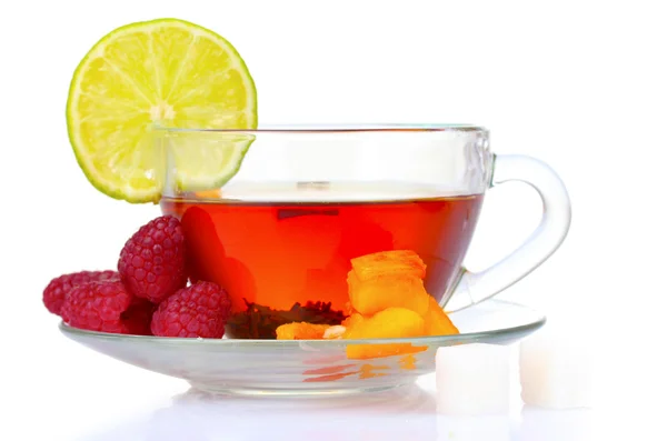 Chá preto em xícara, limão, pêssego e framboesa — Fotografia de Stock