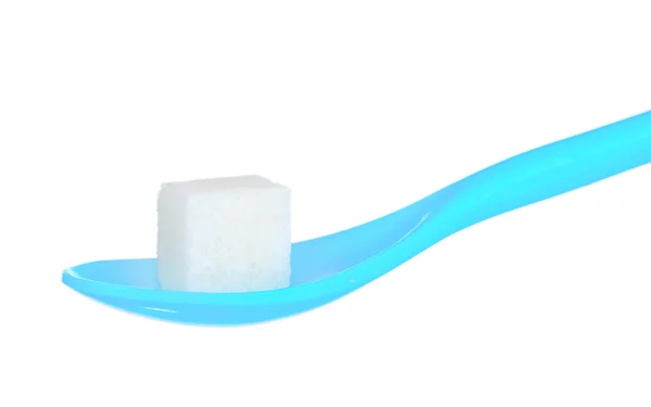 青いプラスチック スプーンに角砂糖 — ストック写真
