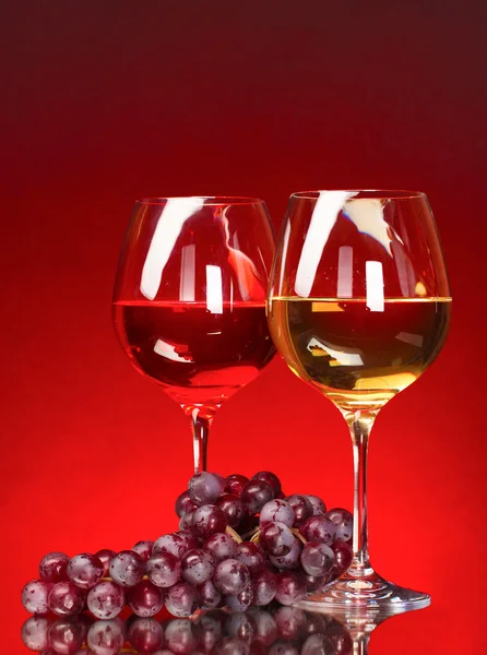 빨간색 배경에 와인잔 — 스톡 사진