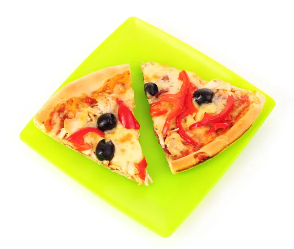 Pizza com azeitonas e tomates closeup na placa verde — Fotografia de Stock