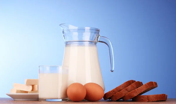 Mléčné výrobky na dřevěný stůl — Stock fotografie
