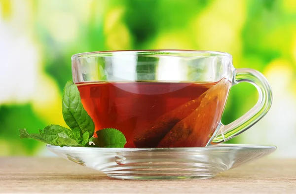 Bella tazza di tè e menta — Foto Stock