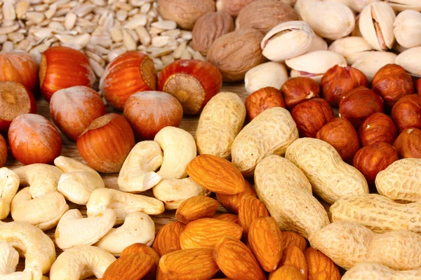 Орехи, арахис, фундук и миндаль — стоковое фото
