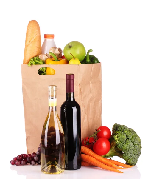 Grönsaker och vin i en papperspåse — Stockfoto