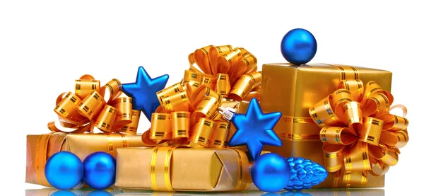 Piękne prezenty w Złotym opakowaniu i Boże Narodzenie piłki na białym tle o — Zdjęcie stockowe