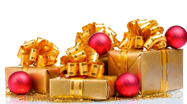 Schöne Geschenke in Goldverpackung und Weihnachtskugeln isoliert o — Stockfoto