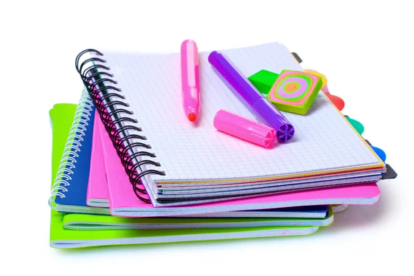 Cadernos, clipes de papel, régua e marcadores — Fotografia de Stock