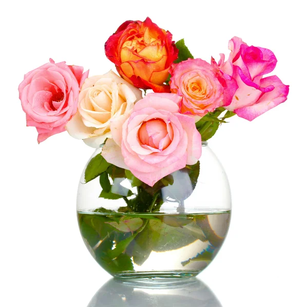 Gyönyörű csokor Rózsa elszigetelt fehér átlátszó vázában — Stock Fotó