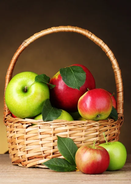 Mand met biologische appels — Stockfoto