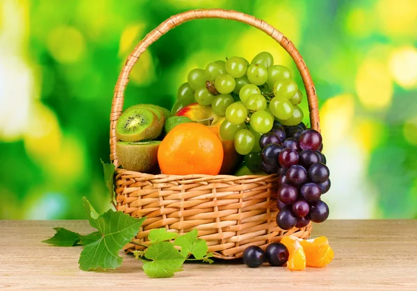 Стиглі соковиті фрукти в кошику — стокове фото