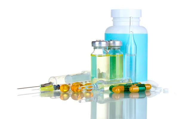 医療の瓶、アンプル、注射器や錠剤 — ストック写真