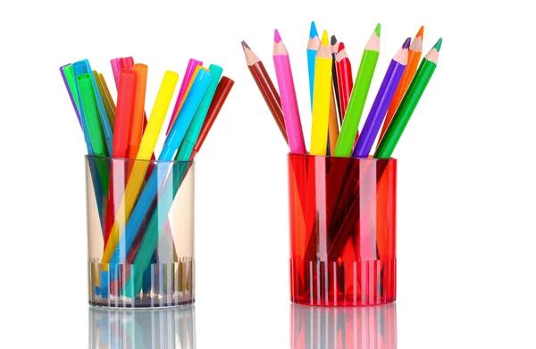 Marcadores brilhantes e lápis de cor em suportes — Fotografia de Stock