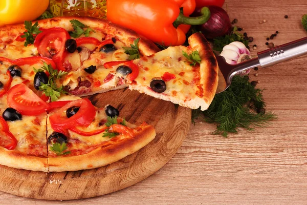 Пицца и овощи — стоковое фото