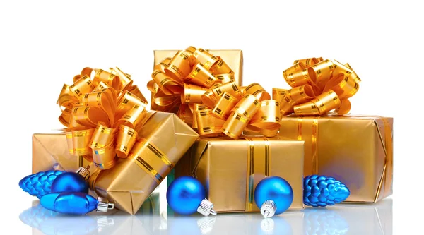 Piękne prezenty w Złotym opakowaniu i Boże Narodzenie piłki na białym tle o — Zdjęcie stockowe