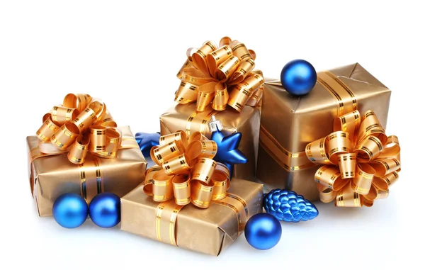 Belos presentes em embalagens de ouro e bolas de Natal isolados o — Fotografia de Stock