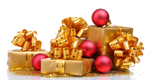 Hermosos regalos en envases de oro y bolas de Navidad aislados o — Foto de Stock