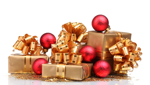 Ομορφα ΔΩΡΑ σε χρυσό συσκευασία και Χριστούγεννα μπάλες απομονωμένες o — Φωτογραφία Αρχείου