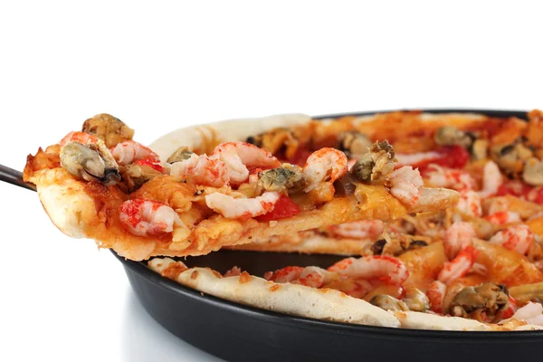 Deliciosa pizza con mariscos en plato aislado en blanco — Foto de Stock