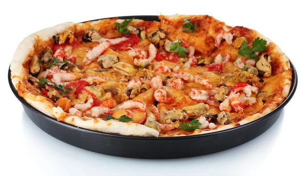 Leckere Pizza mit Meeresfrüchten auf Teller isoliert auf weiß — Stockfoto