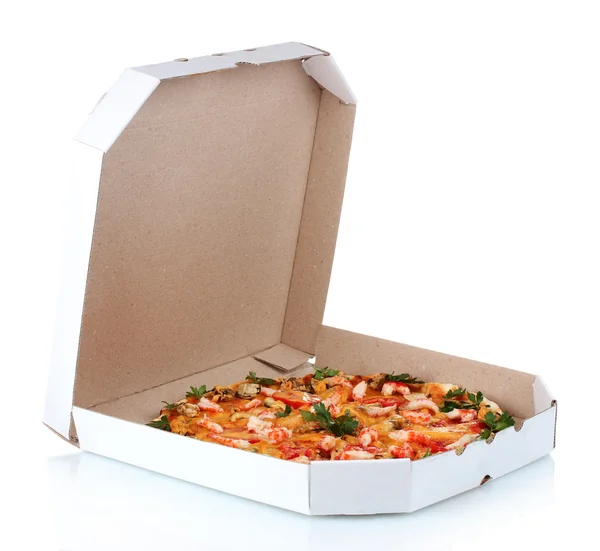 Deliciosa pizza con mariscos en envases aislados en blanco —  Fotos de Stock
