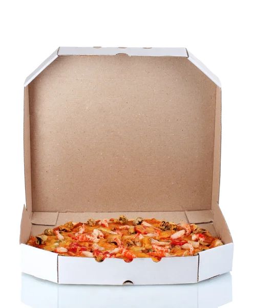 Délicieuse pizza aux fruits de mer dans un emballage isolé sur blanc — Photo