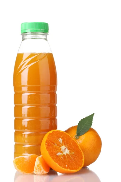 Tangerines et bouteille de jus isolés sur blanc — Photo