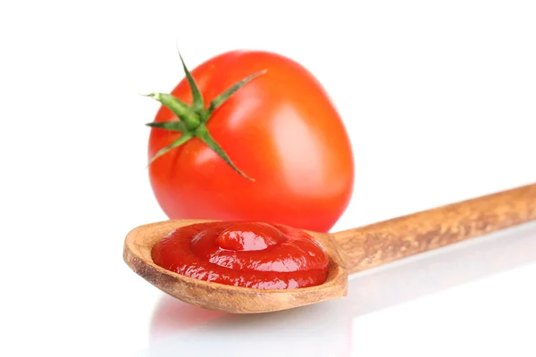 Smakelijke ketchup in houten lepel en tomaat geïsoleerd op wit — Stockfoto