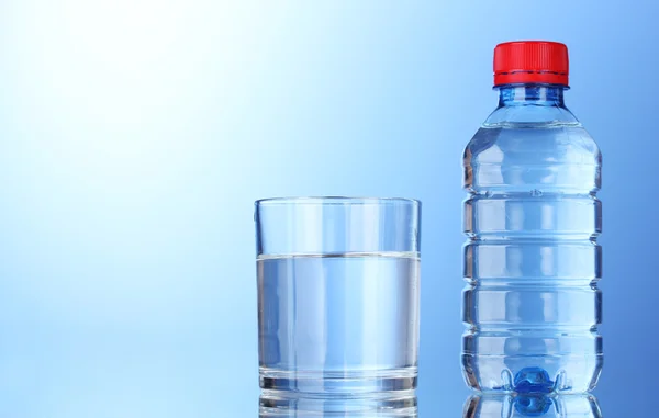 Flasche Wasser und Glas — Stockfoto