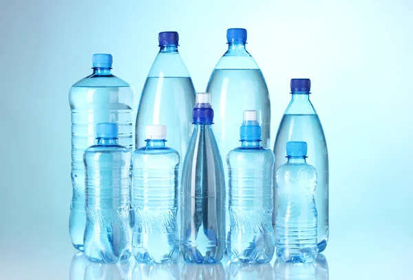 水のプラスチック製のボトルをグループ化します。 — ストック写真