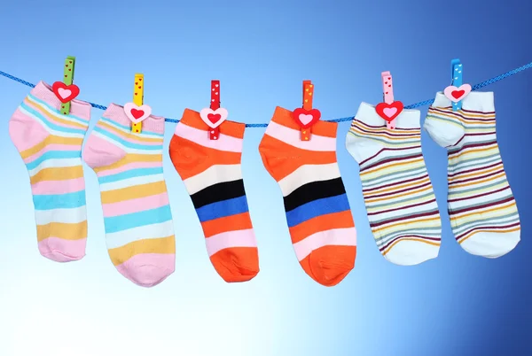 Zářivě pruhované ponožky — Stock fotografie