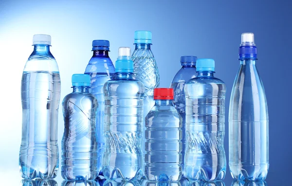 Группа пластиковых бутылок с водой — стоковое фото