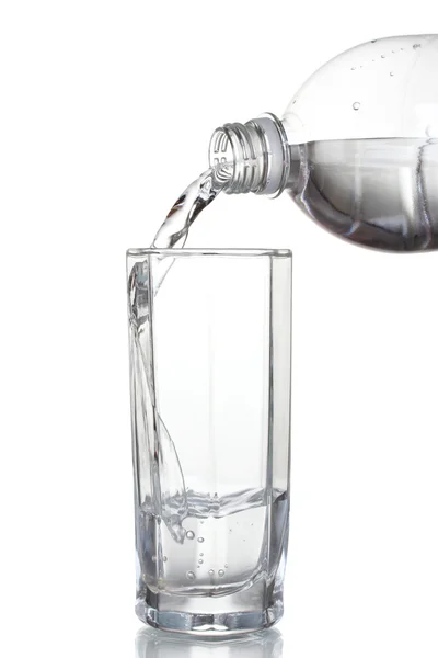 Wasser auf Glas gießen — Stockfoto