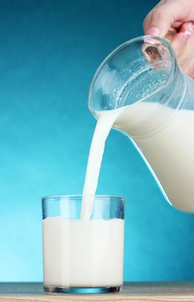 Latte versato nel bicchiere — Foto Stock