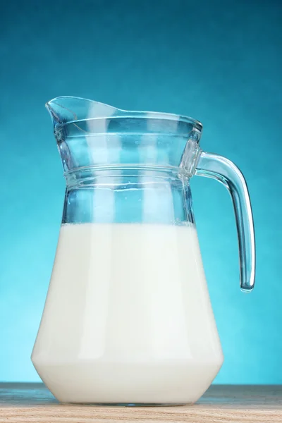 Chutné mléko v džbánu — Stock fotografie