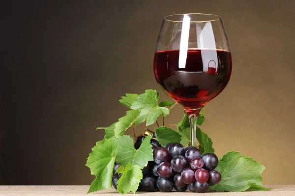 Стакан вина и винограда — стоковое фото