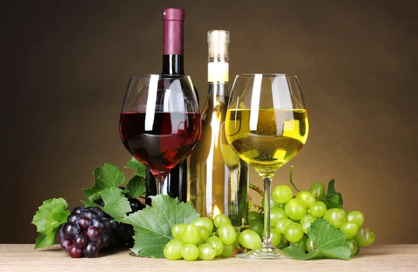 Стаканы вина, бутылки и виноград — стоковое фото