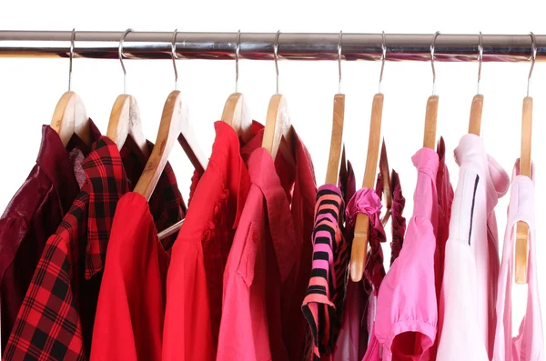Různé oblečení na ramínkách — Stock fotografie