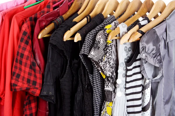 Různé oblečení na ramínkách — Stock fotografie