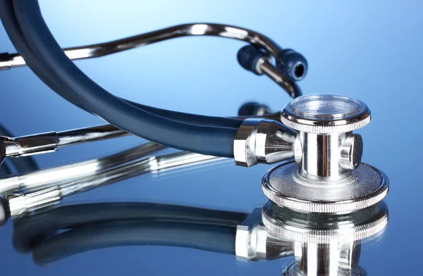 Stetoskop medyczny na niebieskim tle — Zdjęcie stockowe